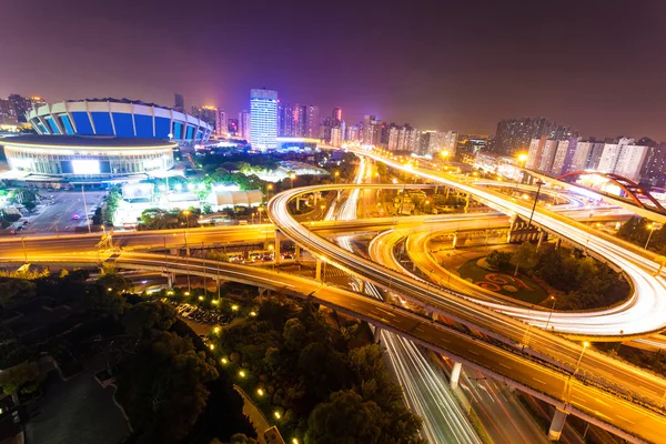 Flyover na cidade moderna — Fotografia de Stock