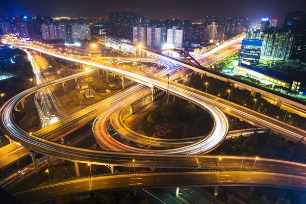 Flyover na cidade moderna — Fotografia de Stock