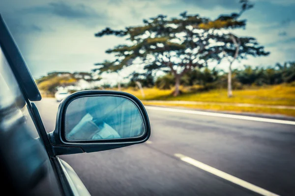 Velocidad de conducción del coche a alta velocidad en la carretera vacía - desenfoque de movimiento — Foto de Stock