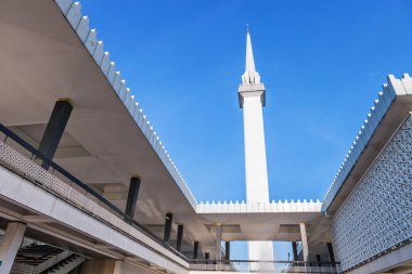 kırmızı bir arka plan üzerinde Su damlacıkları