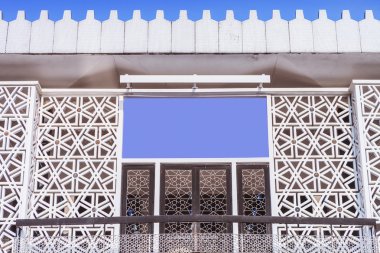 kırmızı bir arka plan üzerinde Su damlacıkları