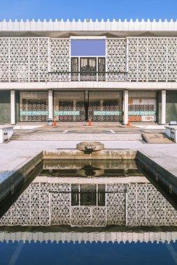 kırmızı bir arka plan üzerinde Su damlacıkları