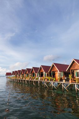 su üzerinde bungalov