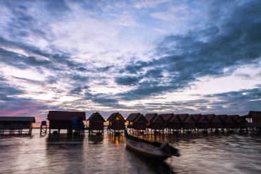 su üzerinde bungalov