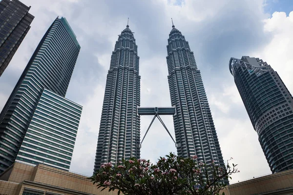 KUALA LUMPUR - 15 de febrero: Vista de las Torres Gemelas Petronas el 1 de febrero — Foto de Stock