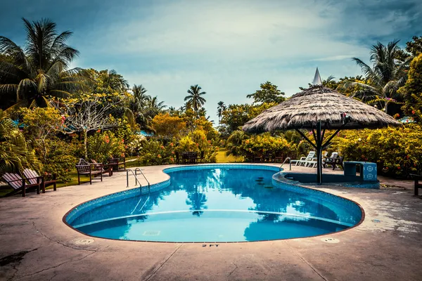 Hotel tropical junto al mar — Foto de Stock