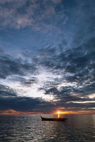 Море с закатом — стоковое фото