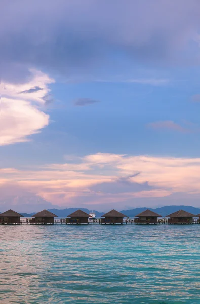 Over water bungalow met bule sky — Stockfoto