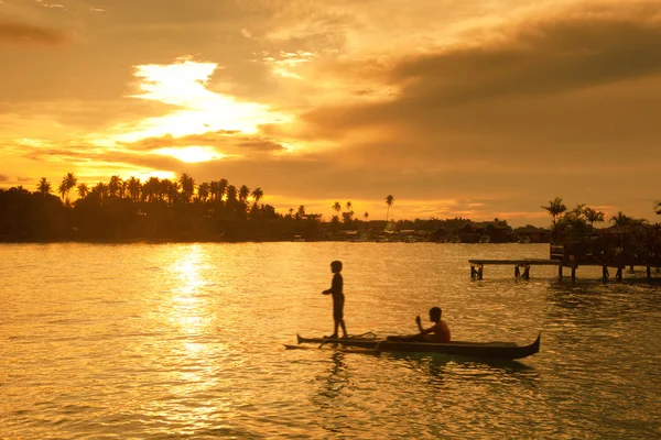 Über Wasser Bungalow mit bule Himmel — Stockfoto