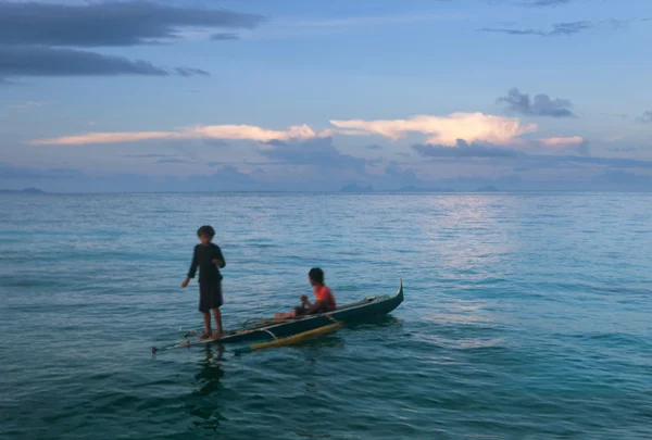 Niños y barco —  Fotos de Stock