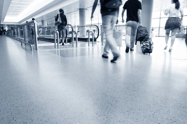 Moción borrosa viajeros en la estación de metro —  Fotos de Stock