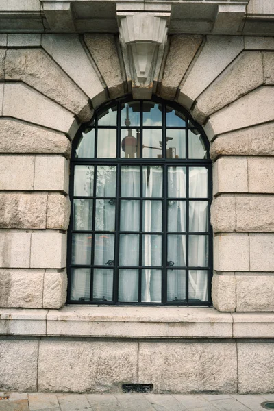Antiguo Edificio Exterior con ventana arqueada —  Fotos de Stock