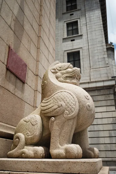 Stone lion before office building — Stock Photo, Image