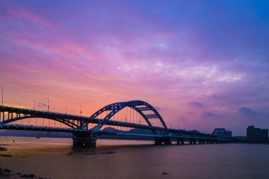 Günbatımı ile köprü