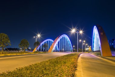 neon lamba ile kemer Köprüsü
