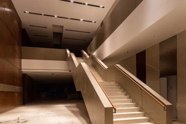 Escalera en la oficina moderna — Foto de Stock