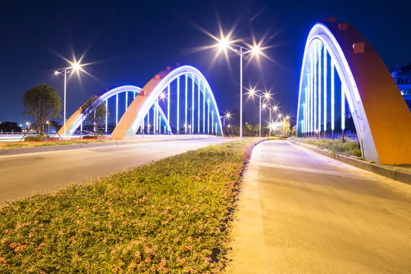 Арковий міст з неоновою лампою — стокове фото