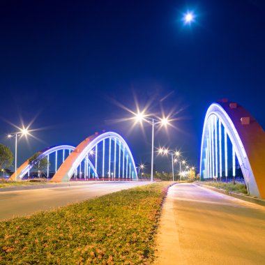 neon lamba ile kemer Köprüsü