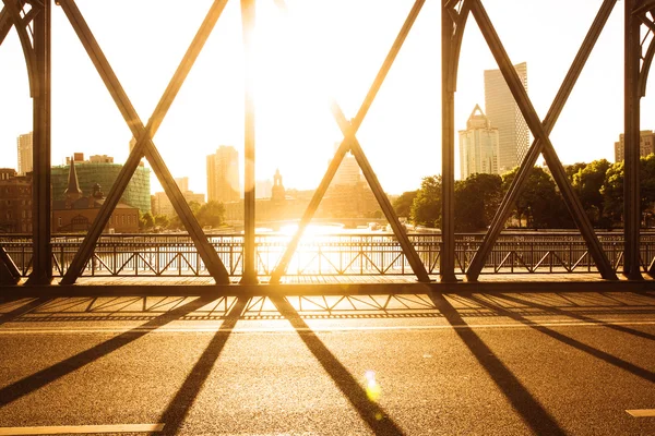 Via de brug met zonsondergang — Stockfoto