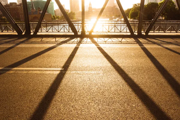 Através da ponte com o pôr do sol — Fotografia de Stock