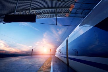 Tren istasyonunda gün batımında tren durağı