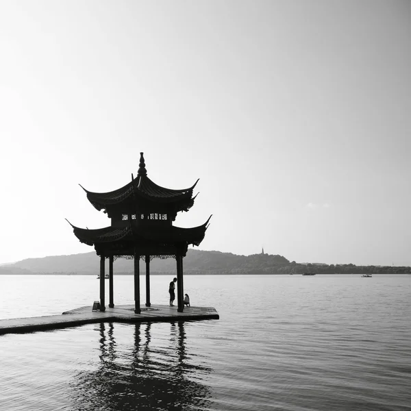 Oude paviljoen op het west lake in hangzhou — Stockfoto