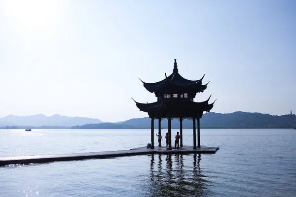 Antiguo pabellón en el lago oeste de Hangzhou — Foto de Stock