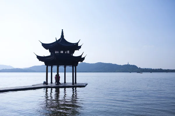 Ancien pavillon sur le lac ouest à Hangzhou — Photo