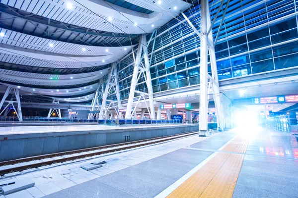 Tågstopp vid järnvägsstationen med solnedgång — Stockfoto