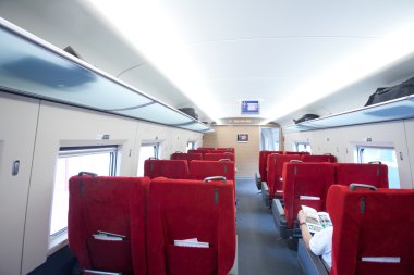 tren kırmızı sandalye ile iç