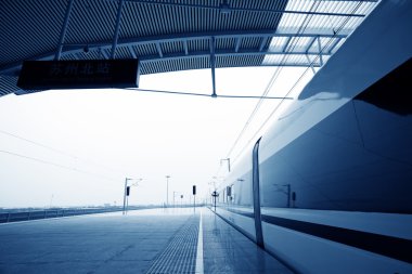 Tren istasyonunda gün batımında tren durağı
