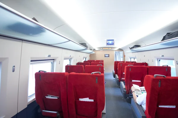 Interiér vlaku s červené křeslo — Stock fotografie