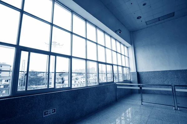 Fenster zum Bürogebäude — Stockfoto