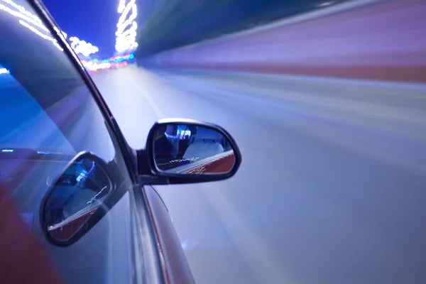 Tráfego noturno, atirar da janela do carro de corrida, stee borrão movimento — Fotografia de Stock