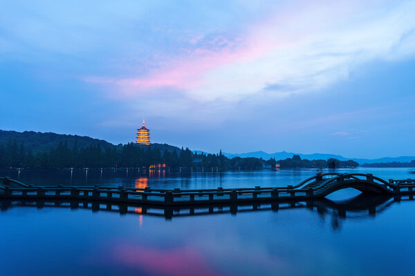 пейзаж западного озера с закатом
