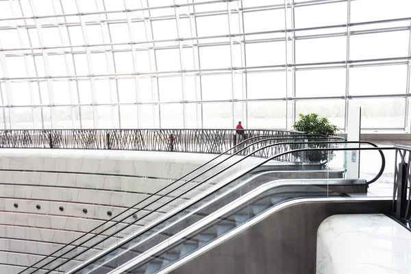 Эскалатор в современных зданиях — стоковое фото