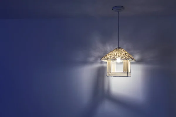 Een lamp in de kamer — Stockfoto