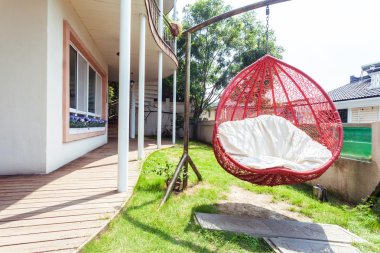 Bahçedeki sandalye.