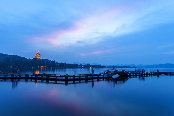 Пейзаж Западного озера.
