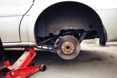 modern bir arabanın tekerleği değiştirme