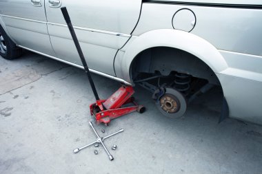 modern bir arabanın tekerleği değiştirme