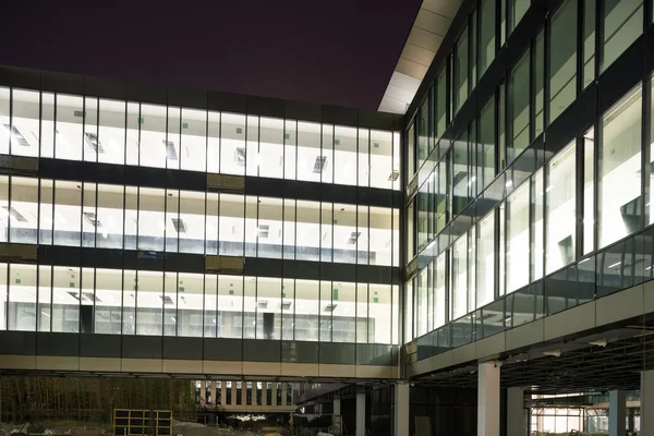 Edificios de oficinas por la noche —  Fotos de Stock