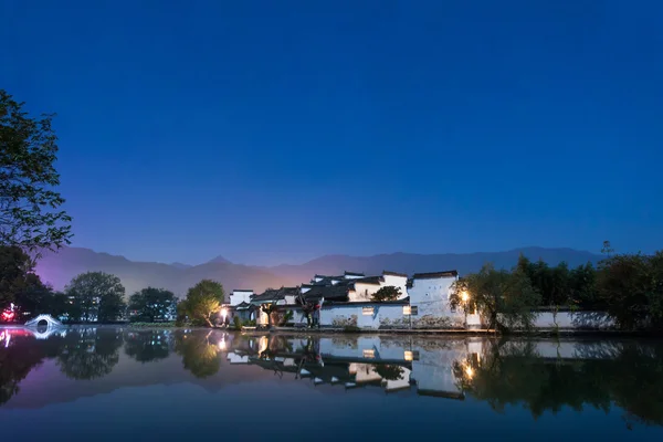 夜的宁静湖沿途的风景 — 图库照片