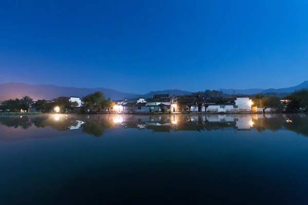 静かな湖の夜のシーン — ストック写真