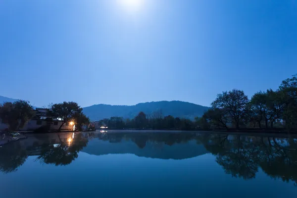 Nacht scene van rustige lake — Stockfoto