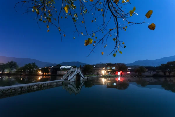 静かな湖の夜のシーン — ストック写真