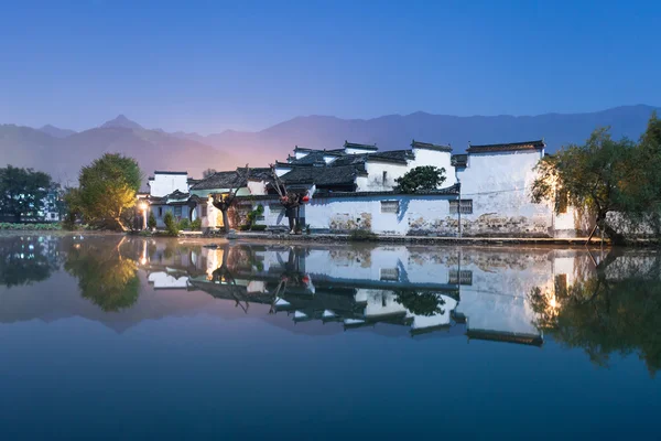 夜的宁静湖沿途的风景 — 图库照片