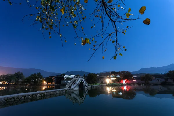 Escena nocturna de lago tranquilo — Foto de Stock