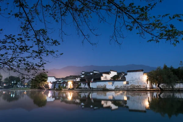 夜的宁静湖沿途的风景 — 图库照片