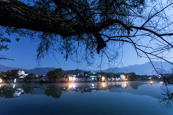 Noční scéně klidné jezero — Stock fotografie